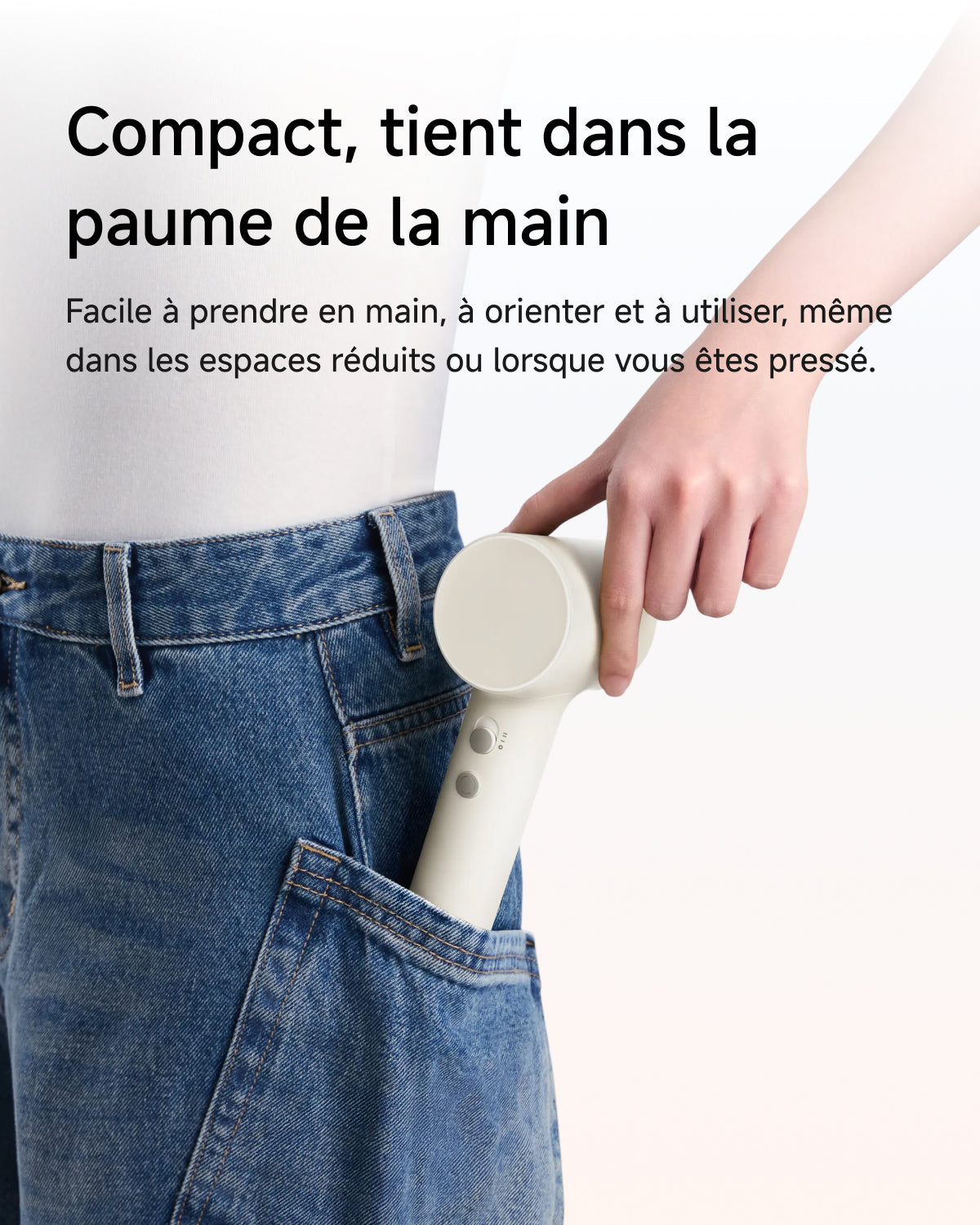 Sèche-cheveux compact Laifen Air Pro milk tea tenant dans la paume de la main