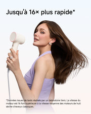 Femme utilisant le sèche-cheveux haute vitesse Laifen Air Pro couleur milk tea