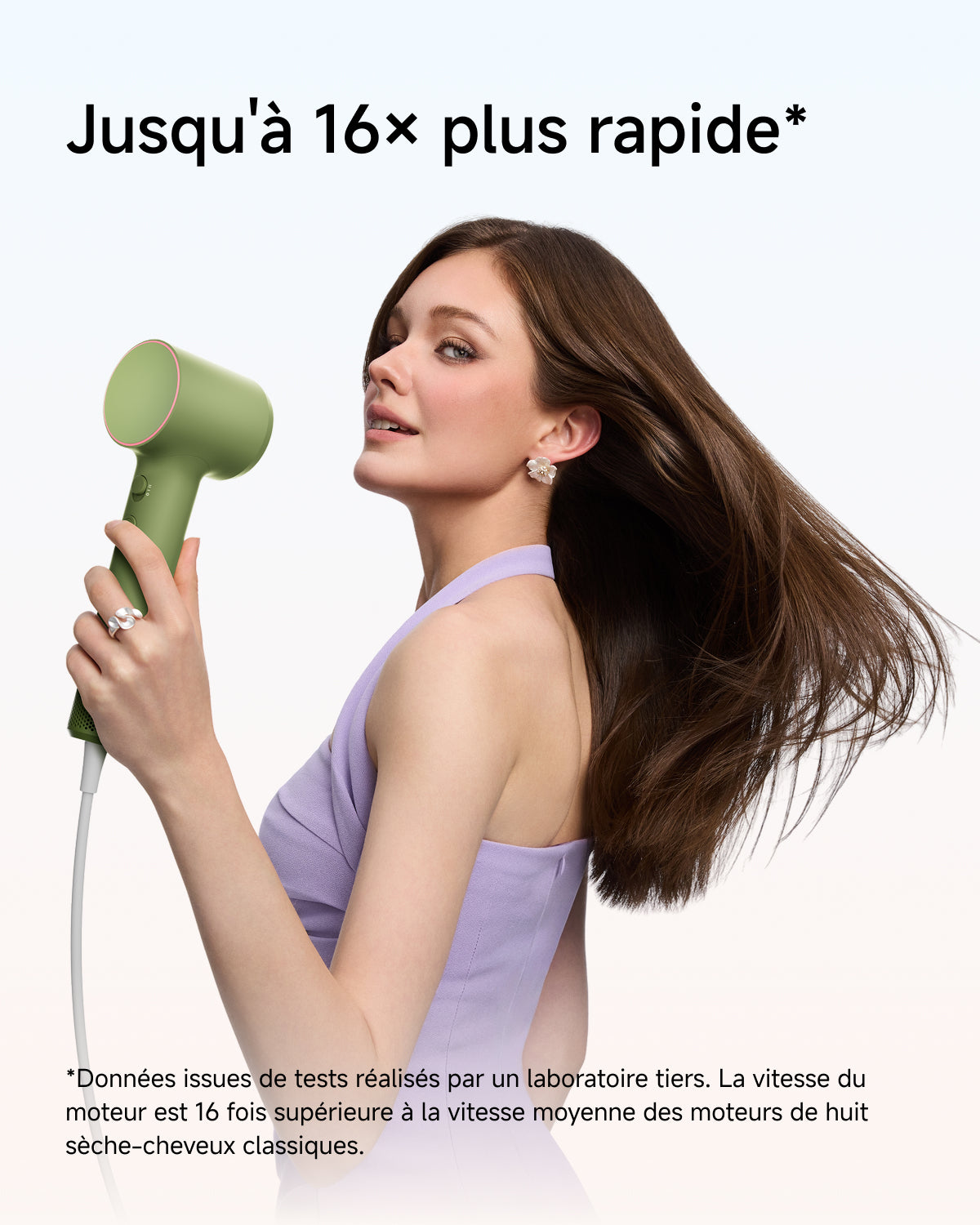 Femme se séchant les cheveux 16 fois plus vite avec le sèche-cheveux Laifen Air Pro couleur green